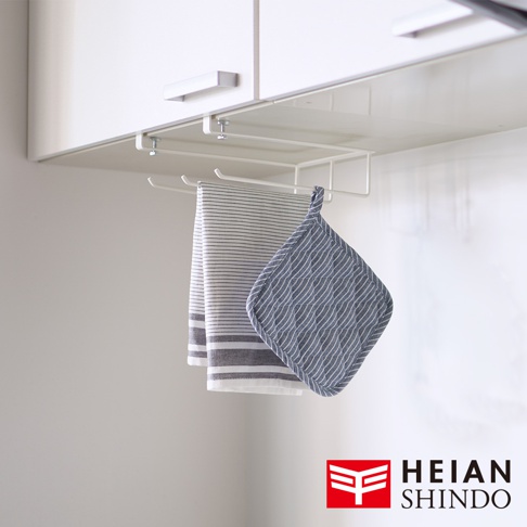 白色金屬材質的免鑽櫥櫃毛巾架，掛著一條灰白色條紋毛巾和一個藍白條紋隔熱手套。