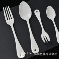 四件日製白琺瑯餐具，包含兩個湯匙和兩個叉子，皆為光滑白色。