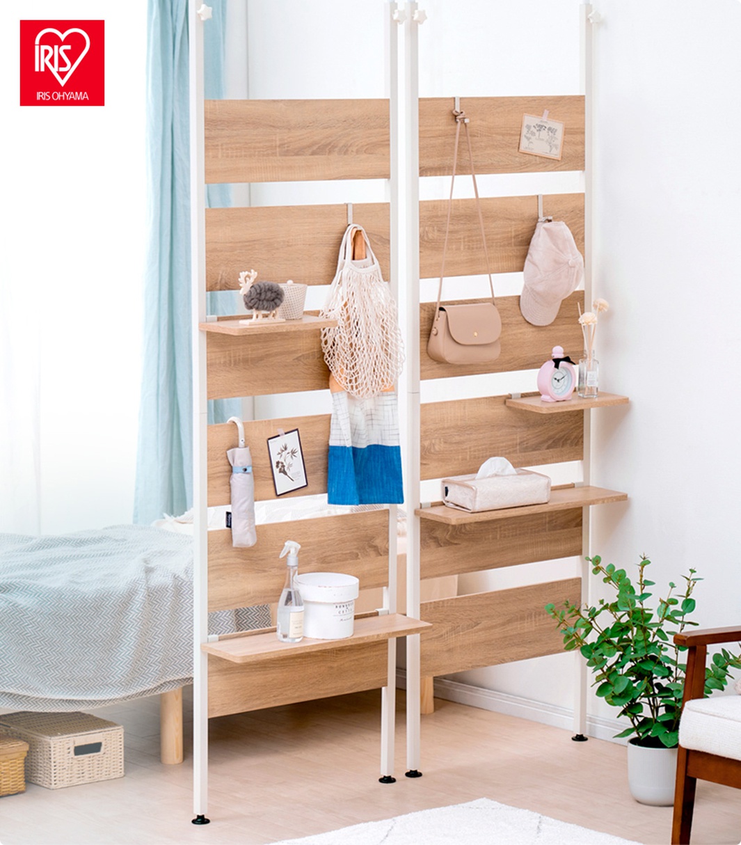 頂天立地木質收納架，木紋層板搭配白色支架，架上掛有網袋、帽子、包包、雨傘及擺放著收納盒、紙巾盒、裝飾品等物品，呈現簡約實用的居家風格。