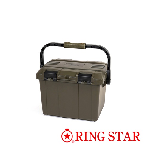 Starke-R 超級箱，軍綠色塑膠材質，帶有黑色提把，提把上有橄欖綠色的握帶，箱蓋有兩處黑色扣鎖，箱體側面有垂直線條紋路，整體設計堅固耐用。