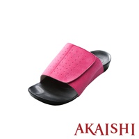 桃紅色絨面鞋面，附有魔鬼氈可調整寬度，鞋面點綴小孔。黑色鞋底，鞋床有紋路設計。