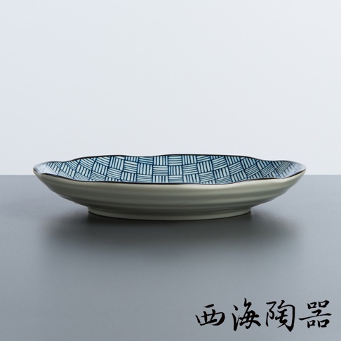 日本美濃燒輕量雅菊大圓盤，盤面飾有藍白相間的幾何格紋，盤緣呈波浪狀，材質為陶瓷，整體呈現淡雅的日式風格。