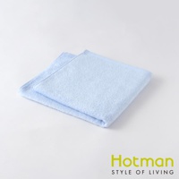 淺藍色毛巾，材質柔軟，邊緣有縫線。