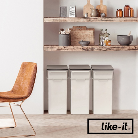 三個白色掀蓋式高版垃圾桶，配有深灰色頂蓋和透明邊框，放置在木質地板上。