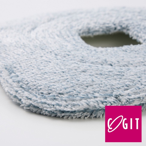 這是一張近距離拍攝的 COGIT 旋轉拖把替換布墊特寫，材質呈現毛絨質感，外觀為白色與淺藍色交織的圓形設計，中心留有孔洞，右下角印有紅底白字的 COGIT 品牌標誌。