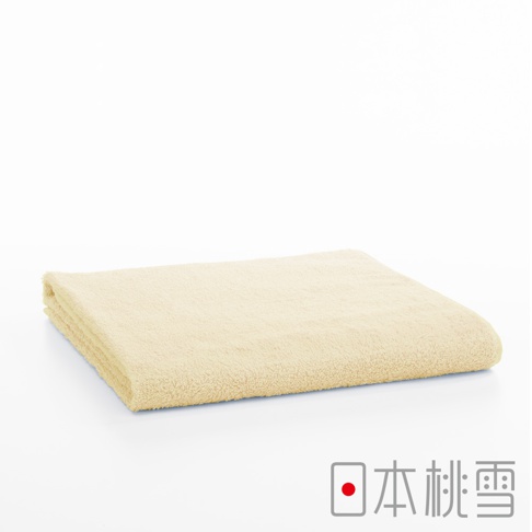 一張淺黃色飯店大毛巾，材質看起來蓬鬆柔軟，毛圈清晰可見，整齊對折放置於白色背景上。