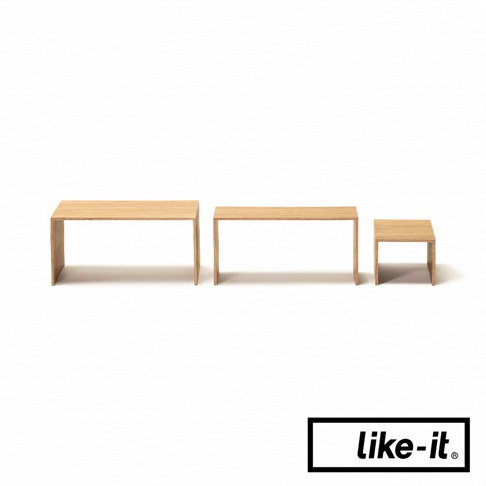 三件淺木紋色、造型簡約的雙層木紋整理架，以不同尺寸並排展示於白色背景前。