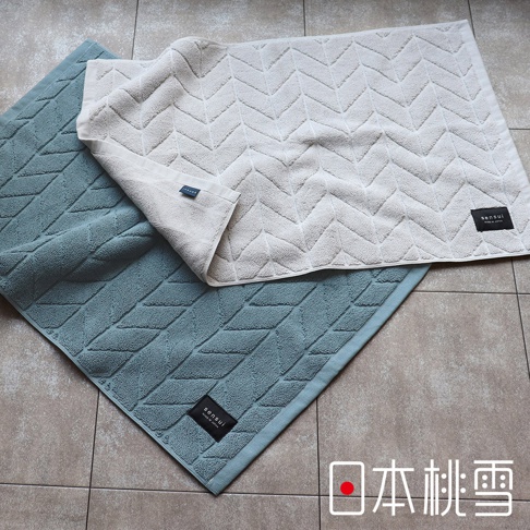 兩款 sensui SEK 抗菌防臭高密度吸水飯店風浴墊，一款為淺米色，另一款為灰藍色。兩款浴墊皆有菱形紋路織紋，材質柔軟，質感佳。