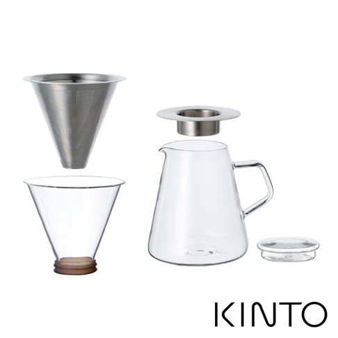 Carat免濾紙咖啡沖泡壺組包含一個銀色金屬濾網、一個帶有木質底座的玻璃濾杯、一個透明玻璃分享壺以及一個玻璃壺蓋。