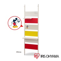頂天立地木質收納架，木紋色搭配紅色、黃色和淺米色層板，上方有掛鉤，中間有米奇圖案與紅色層板，下方有淺米色層板與紅色層板，整體為開放式設計。