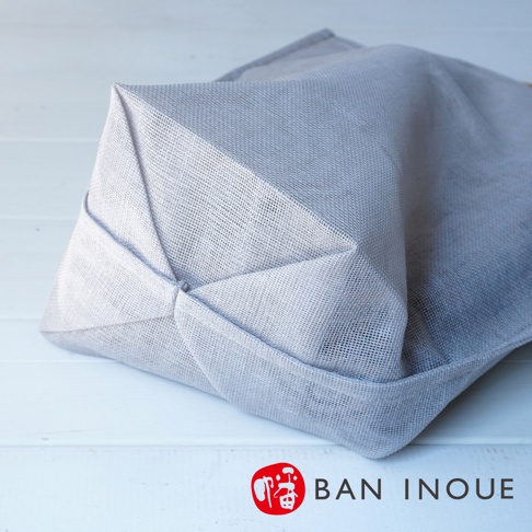 灰色提把蔬果收納袋，由網狀材質製成，袋身有摺疊設計，適合蔬果透氣保存。