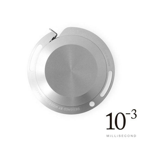 銀色鋁製卷尺，2公尺長，圓形設計，表面有「DESIGNED BY HIDEBUMI YAMAGUCHI」及「MADE IN JAPAN」字樣。