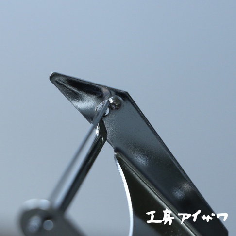 VEGET 不鏽鋼木柄削皮刀，特寫展示其銀色不鏽鋼削皮頭，尖端呈V形，透過铆釘連接至刀身，刀面光滑，部分區域帶有反光。