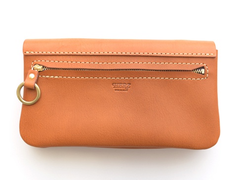 棕色皮革長夾，正面有拉鍊口袋，附有黃銅色環。縫線明顯，皮革質感自然。