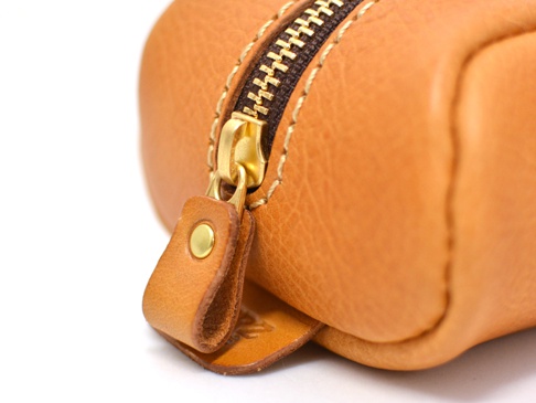 職人手作皮革圓角收納筆袋 (KP-1)，採用天然棕色皮革製作，搭配金色拉鍊與皮革拉環，車線細緻，展現皮革的自然紋理與質感。