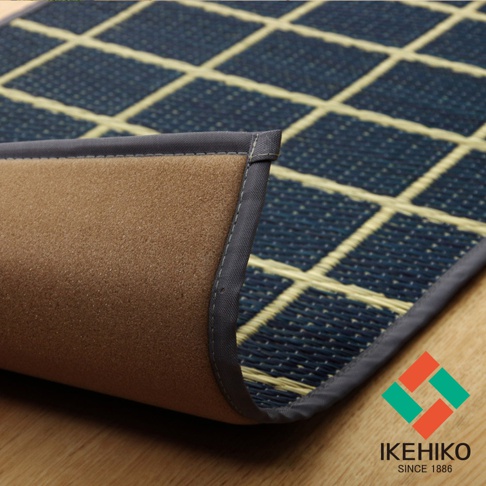 藺草編織的榻榻米廚房地墊，深藍色底紋搭配黃色菱格紋，邊緣有深灰色包邊，底部為棕色絨布材質。