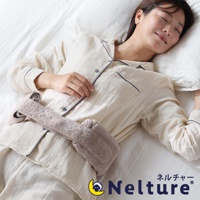 一位女性穿著淺米色睡衣躺在床上，腰間繫著一條淺棕色、觸感柔軟的毛巾材質腰帶。腰帶上有細緻的紋路和可調節的扣帶。