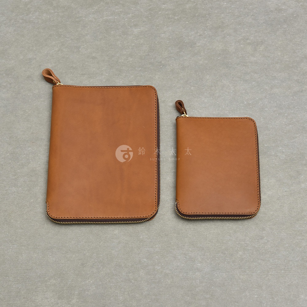 兩個棕色皮革收納包，一個較大，一個較小，置於灰色背景上。