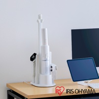 白色超輕量多合一手持無線吸塵器 HCD-22MW 放置於充電座上，吸塵器主體呈白色，配有透明集塵筒，座上另有刷頭配件。