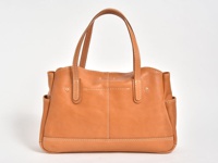 淺棕色皮革橫式肩背托特包，雙提把設計，包身有縫線裝飾，兩側有外袋。