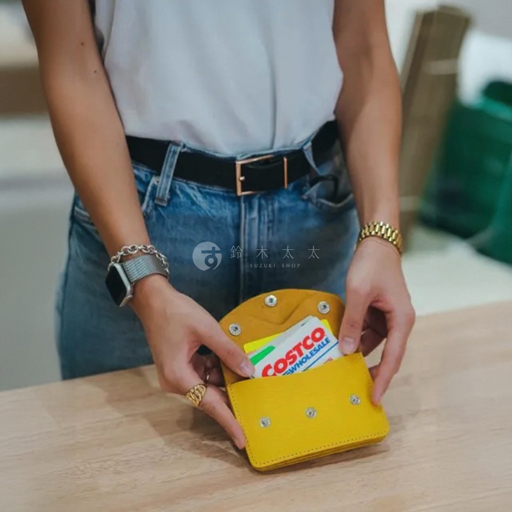 黃色皮革手作零錢包，內有 Costco 購物卡，採用按扣開合設計。