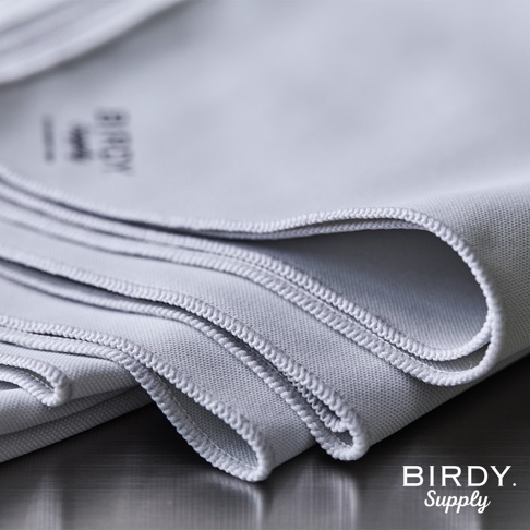 疊層的淺灰色超細纖維擦拭巾，特寫其細緻的織紋和包邊縫線。