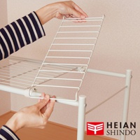 白色金屬網架置物整理架，展示架上層網架正在被手調整角度。