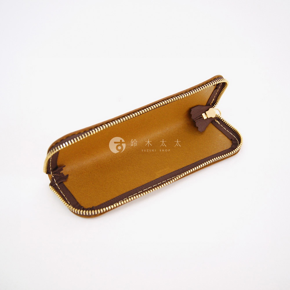 職人手作皮革托盤式收納筆袋，棕色皮革，附有金色拉鍊。