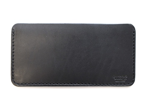 黑色皮革紙鈔收納夾，手工縫線，右下角有品牌壓紋。