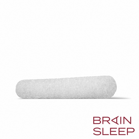 白色圓柱形腦眠科技枕，表面有顆粒感材質，中間部分較寬，兩側圓潤，底部有紅色「BRAIN SLEEP」品牌標誌。