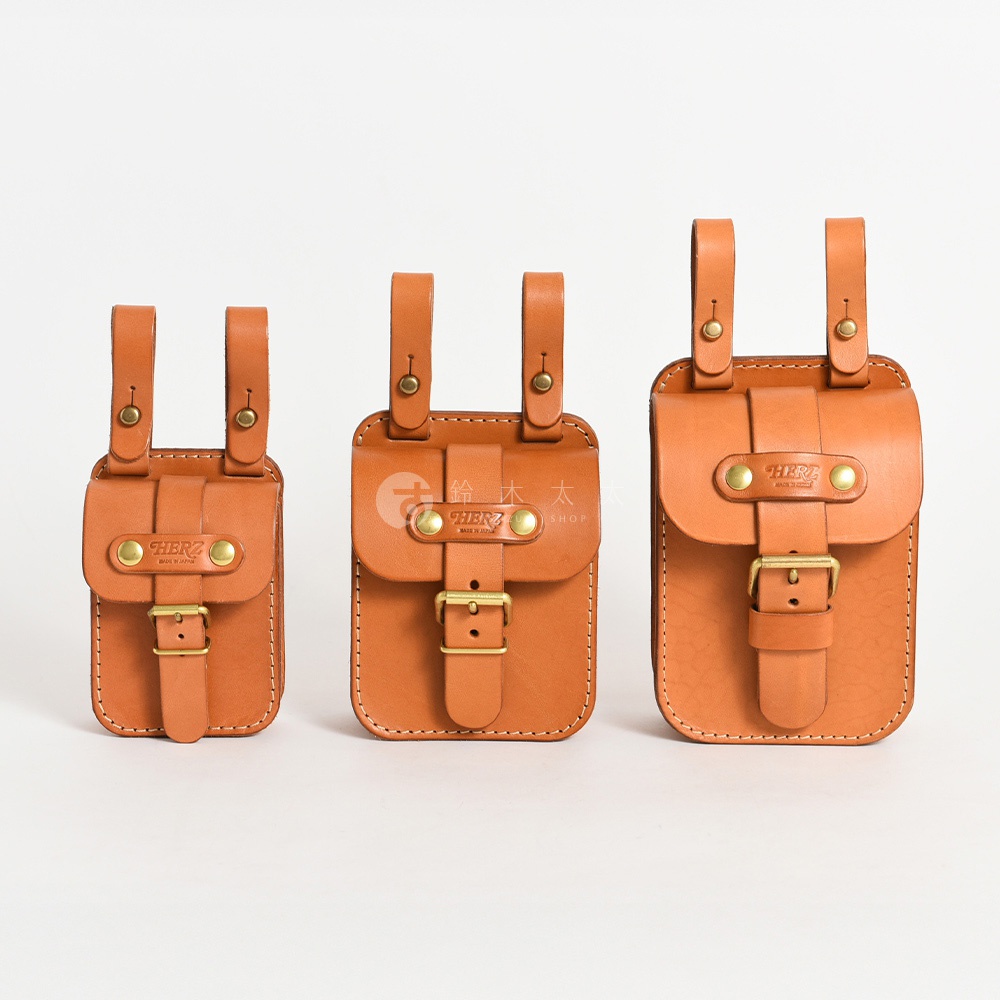 三款不同尺寸的棕色皮革腰袋，皆為方形設計，配有金屬搭扣和品牌標誌。