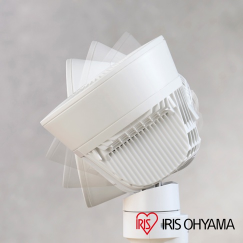 白色直立式落地換氣風扇，展示其可調整傾斜角度的功能，風扇本體為白色塑膠材質，帶有紋理的後蓋。