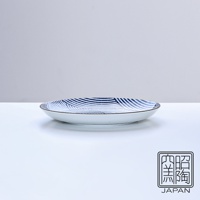 藍染縞格子7吋圓盤，盤面繪有藍色線條交織的縞格子圖案，盤緣飾有細緻的棕色線條，盤身為白色陶瓷。