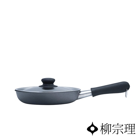 一個帶有黑色圓形手柄的灰色雙網紋單手鐵鍋，鍋蓋為玻璃材質，鍋身側邊有金屬連接。