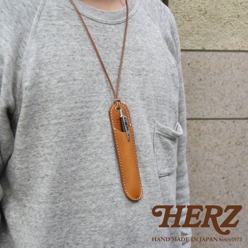 HERZ 手作皮革筆套，附掛繩，可掛於頸部，可裝一支筆