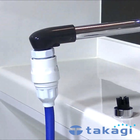 白色塑膠泡沫水龍頭接頭，連接至帶有黑色塑膠護蓋的銀色金屬水龍頭，下方有一條藍色軟管。