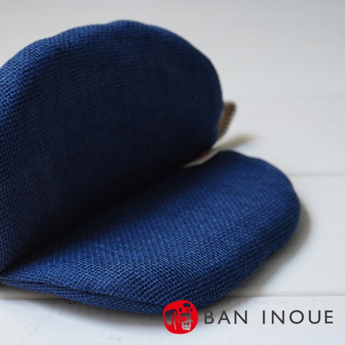 深藍色蚊帳質地防燙鍋套，呈現網狀織紋，質地輕薄，用於保護雙手免受高溫傷害。