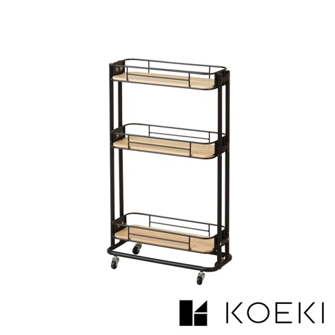 Mash三層置物夾縫式收納推車，黑色金屬框架搭配淺木色層板，設有四個萬向輪，方便移動。