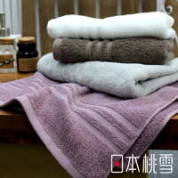 堆疊的今治飯店浴巾，顏色由上至下為白色、棕色、淺灰色和淡紫色。浴巾質地柔軟，表面有條紋紋理。
