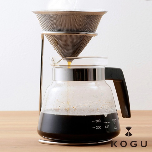 日製18-8不鏽鋼網狀濾網，附金屬支架，置於透明玻璃咖啡壺上方，壺內有黑色咖啡液，壺身標有容量刻度。