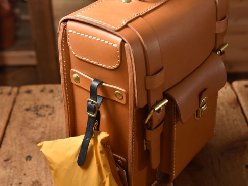 使用例:ガロンリュック(R-100)のサイドに取り付けることもできます。レインカバーをひっかけてみました。