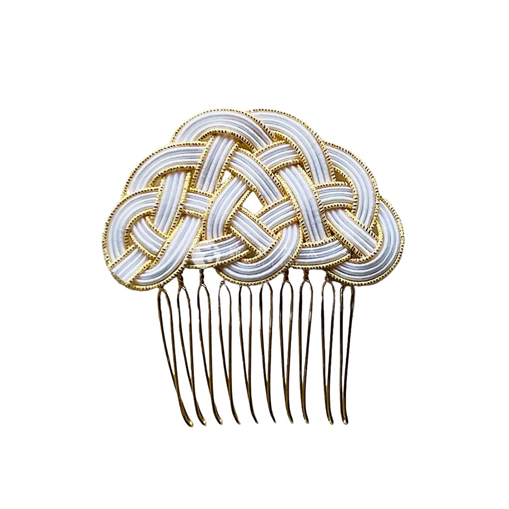 金絲纏繞白色水引編織的雲朵造型髮叉，搭配金色金屬梳齒，呈現日式和風美感。
