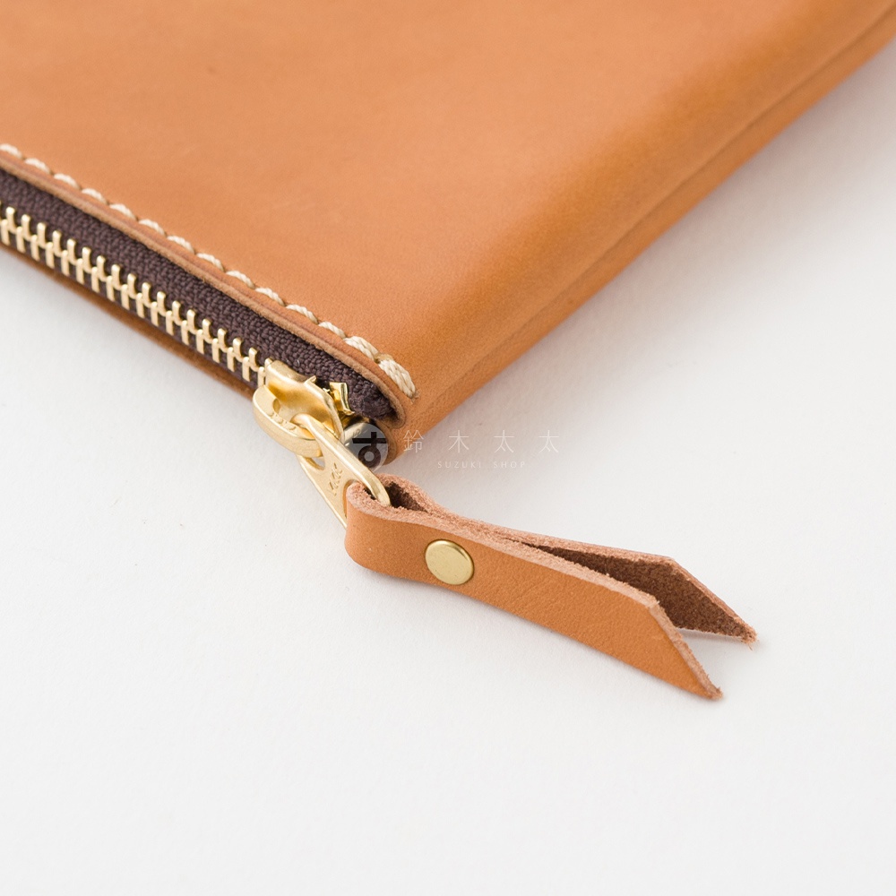 淺棕色皮革長方形拉鍊收納包，配有金色拉鍊和皮革拉環，以及精緻的縫線細節。