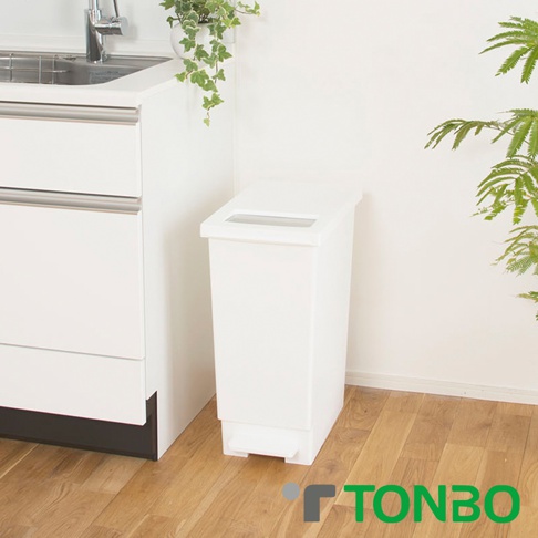 白色塑膠推蓋踩踏雙用型垃圾桶，容量 45L，垃圾桶頂部有一個長方形的開口，側面有踩踏板。