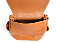 職人手作皮革屋瓦風經典雙扣後背包 (R-153)，採用棕褐色皮革製成，包蓋開啟，露出內部夾層與拉鍊。