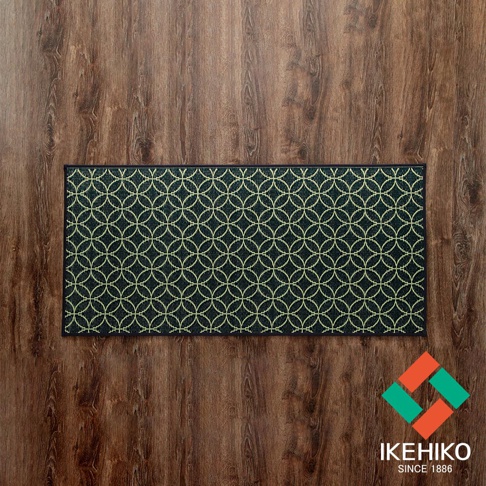 深藍色榻榻米廚房地墊，帶有淺黃色圓形交疊紋樣，尺寸為 60x150 公分，置於木紋地板上。