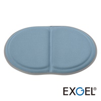 淡藍色MINI PUNI Plus坐墊，橢圓形設計，表面布料觸感柔軟，中央有明顯的縫線分隔成兩塊區域，邊緣為灰色包邊，整體呈現簡潔的風格。