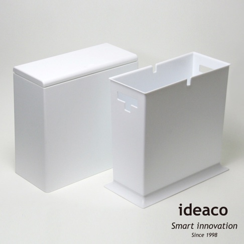 兩個純白色方形垃圾桶，一個帶有蓋子，另一個沒有，皆為簡約設計。