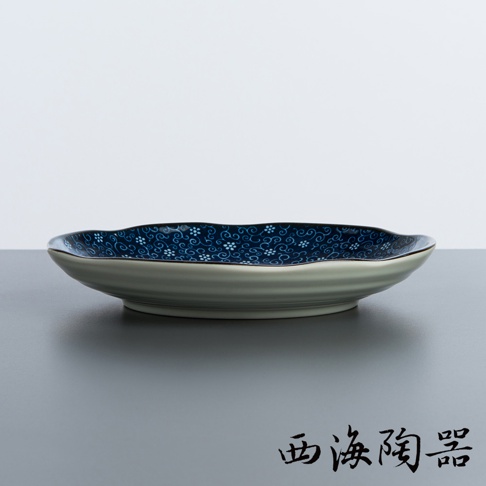 日本美濃燒輕量雅菊五件式大圓盤，陶瓷材質，盤面飾有深藍色底紋與白色小花紋飾，盤緣為波浪狀。