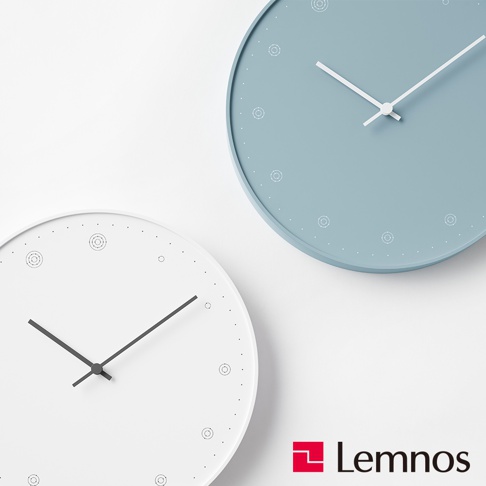 兩款 Molecole 原子時鐘，一款為白色錶盤搭配黑色指針，另一款為淺藍色錶盤搭配白色指針。兩款時鐘均為圓形，錶盤上有細小的圓點刻度和獨特的原子圖標標記。